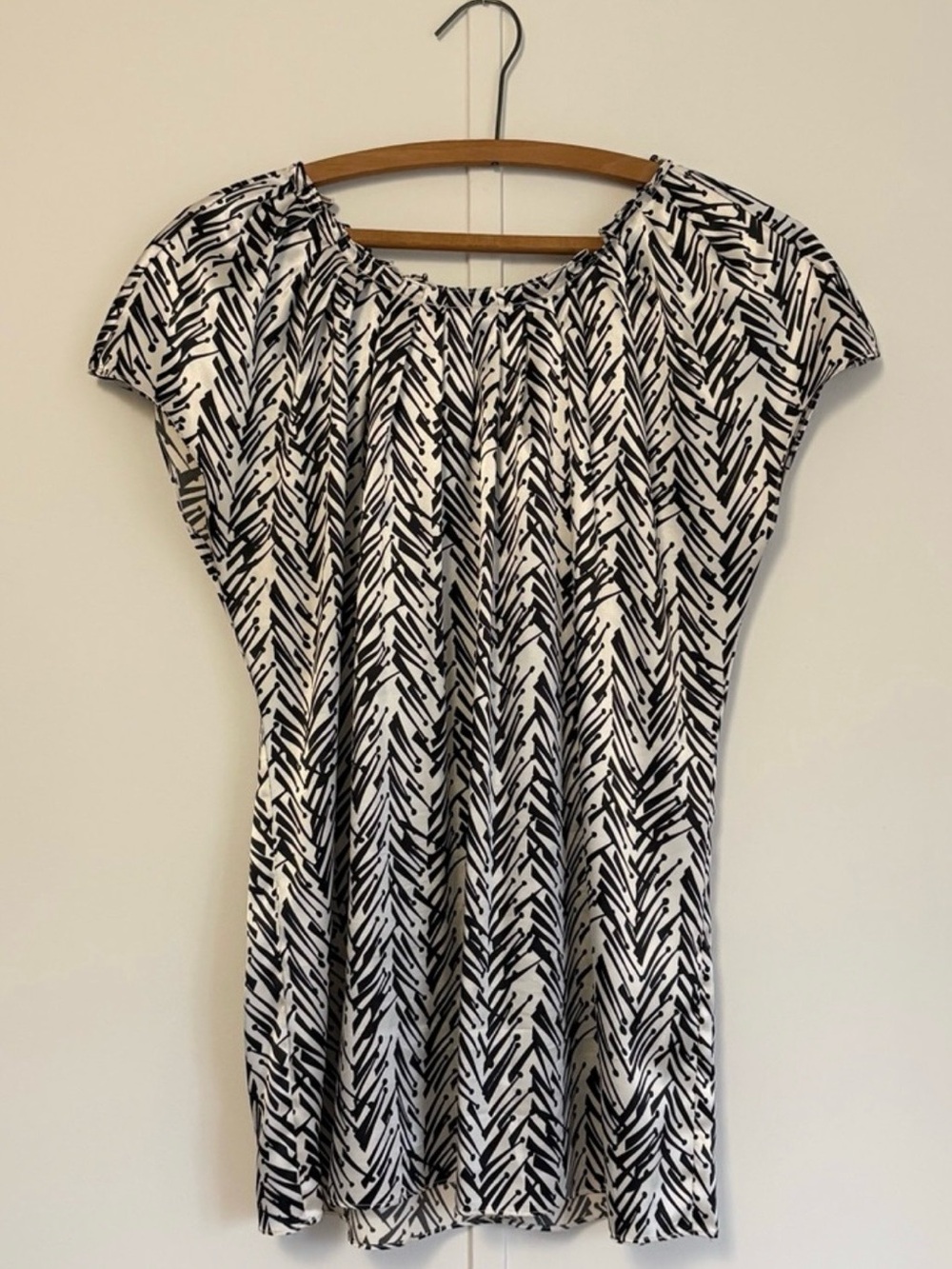Women's Black & White Patterned Short Sleeve Top